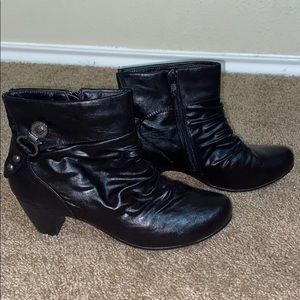 NEW Women’s Anna Almeida black ankle booties SZ 10